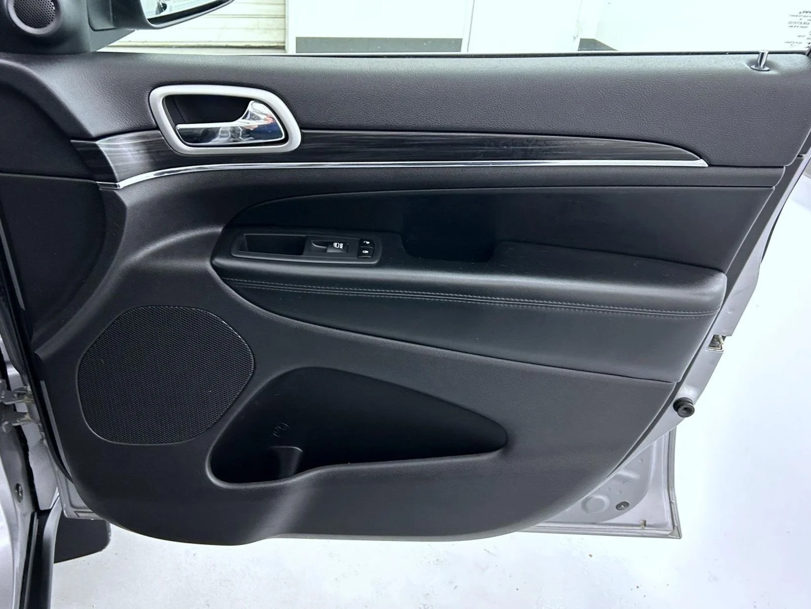 Used 2019 Silver Jeep Limited image 16