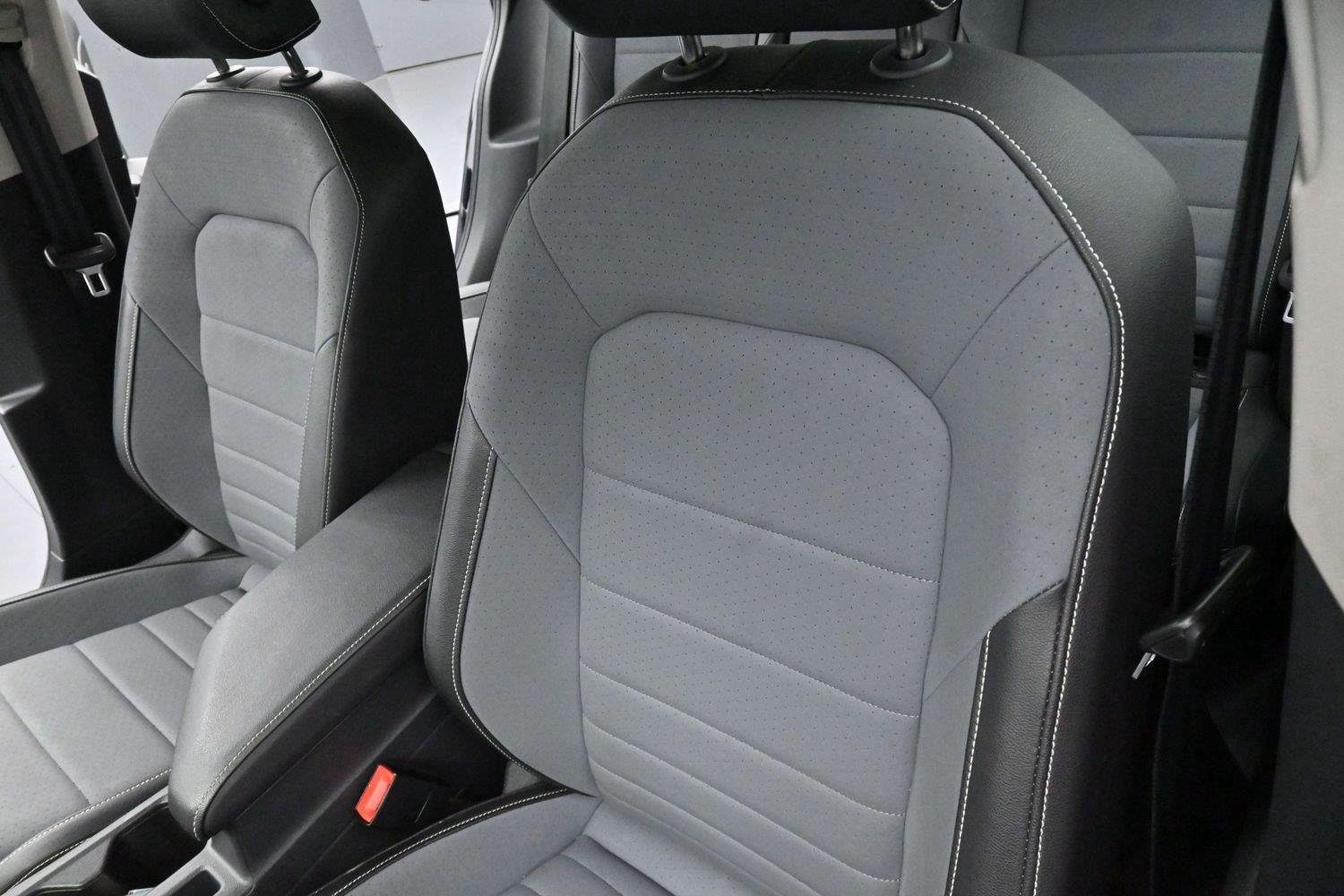 Used 2025 Deep Black Pearl Volkswagen SE image 16