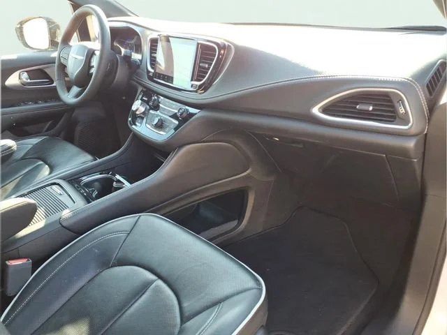 Used 2025  Chrysler Limited image 25