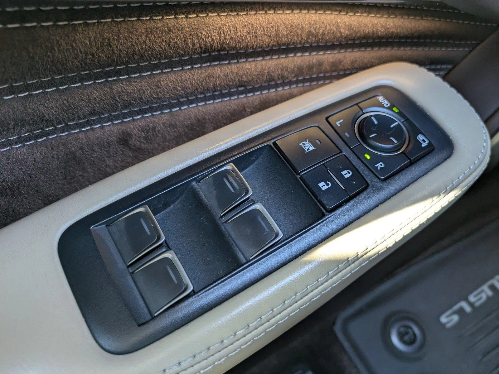 Used 2020 Eminent White Pearl Lexus LS 500 image 24