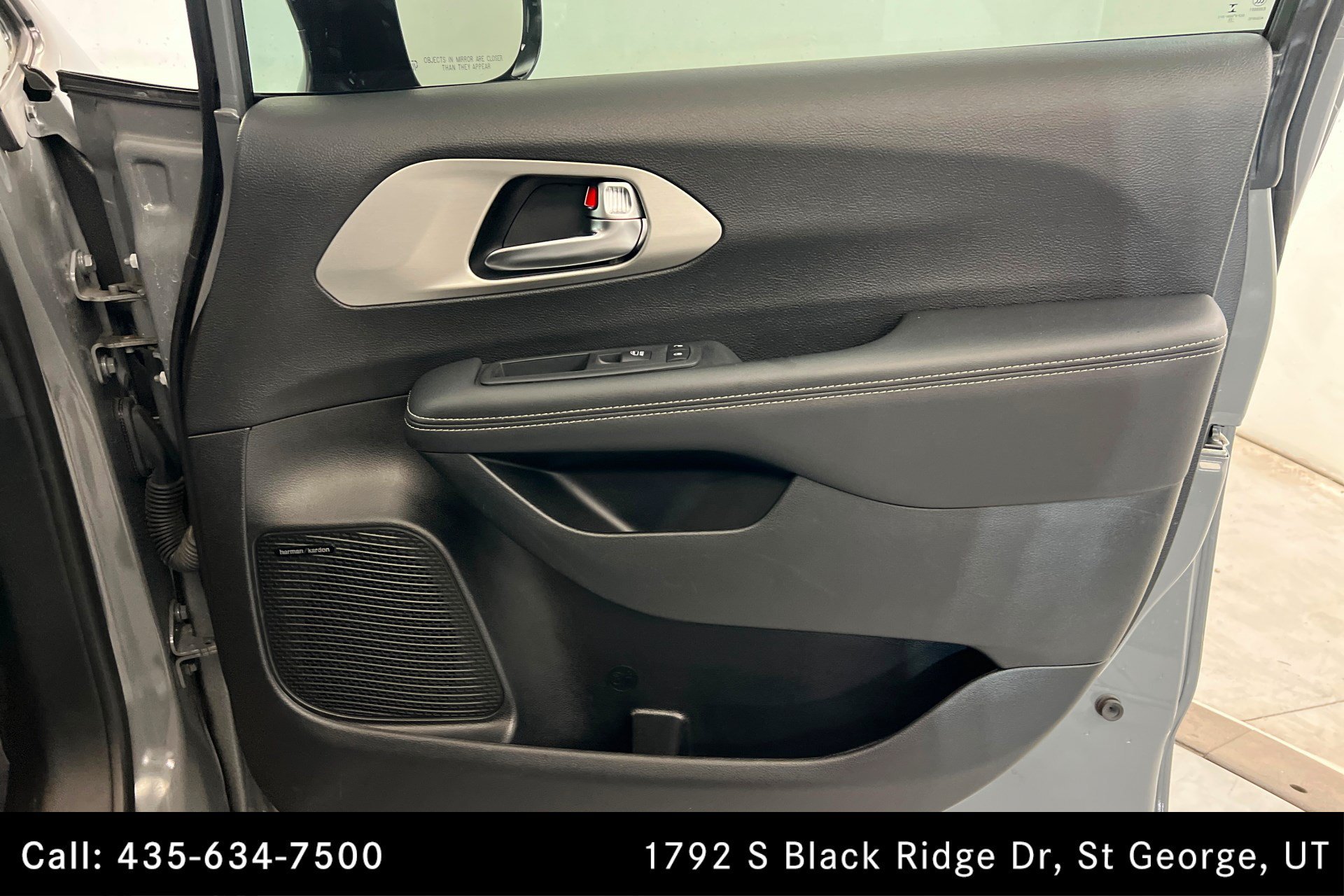 Used 2023 Ceramic Gray Clearcoat Chrysler Hybrid Limited image 23