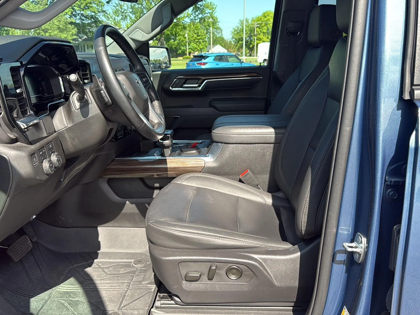 Used 2024 Lakeshore Blue Metallic Chevrolet RST image 10