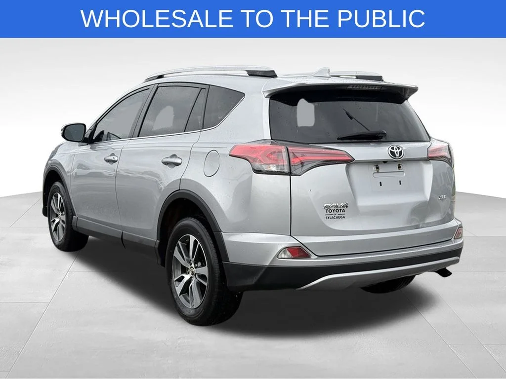 Used 2018 Silver Toyota XLE image 3