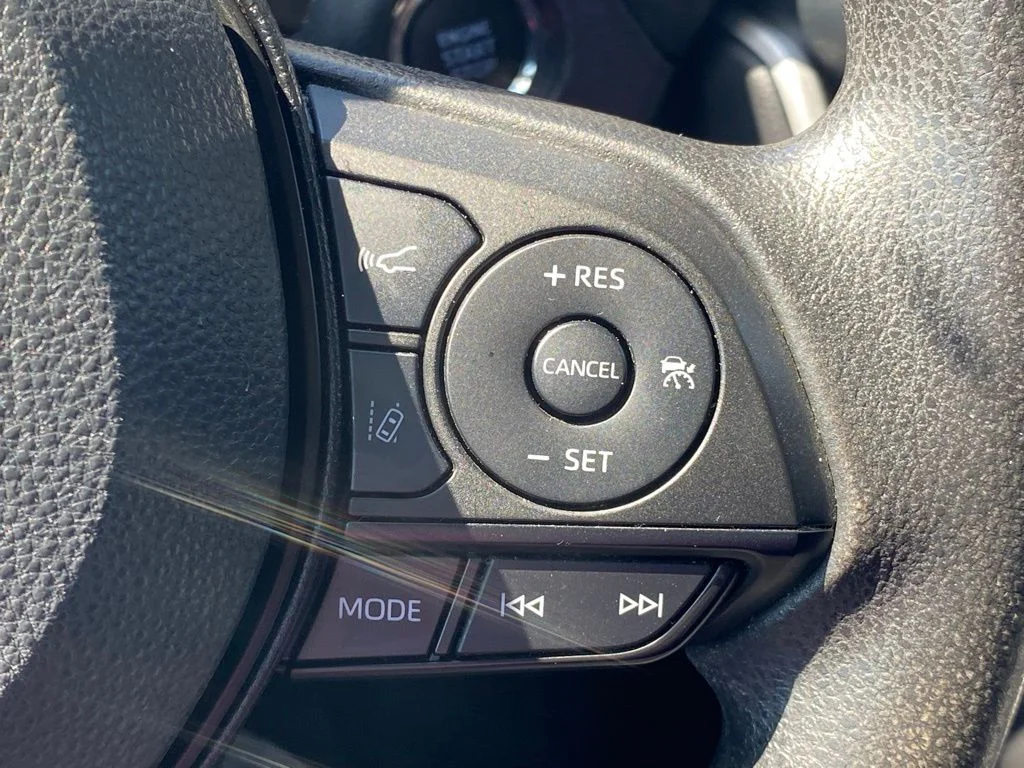 Used 2022 White Toyota XLE image 28