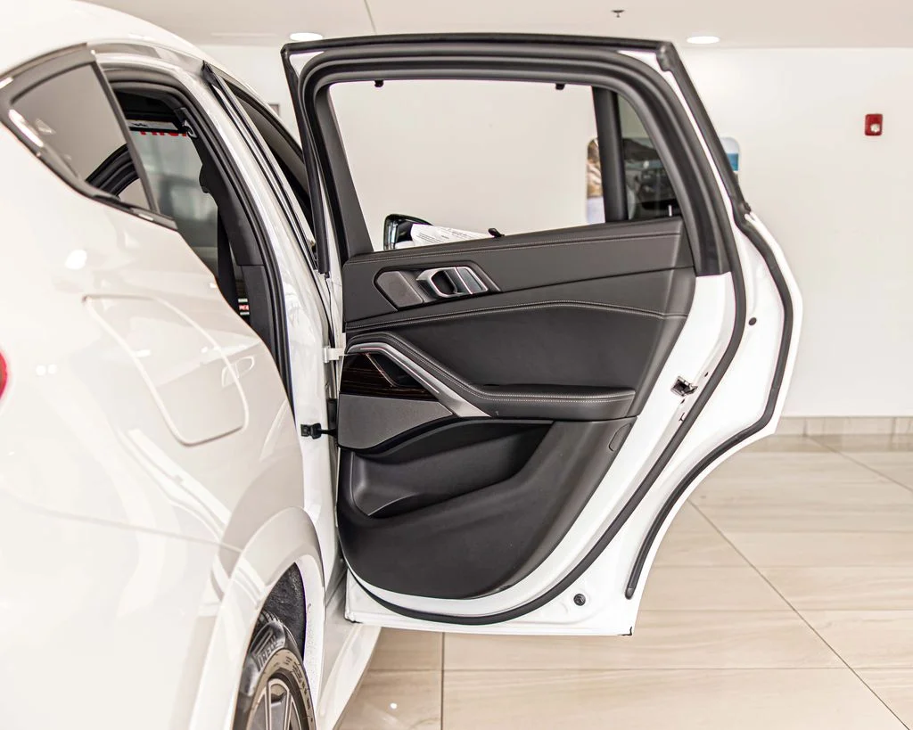 Used 2024 White BMW xDrive40i image 40