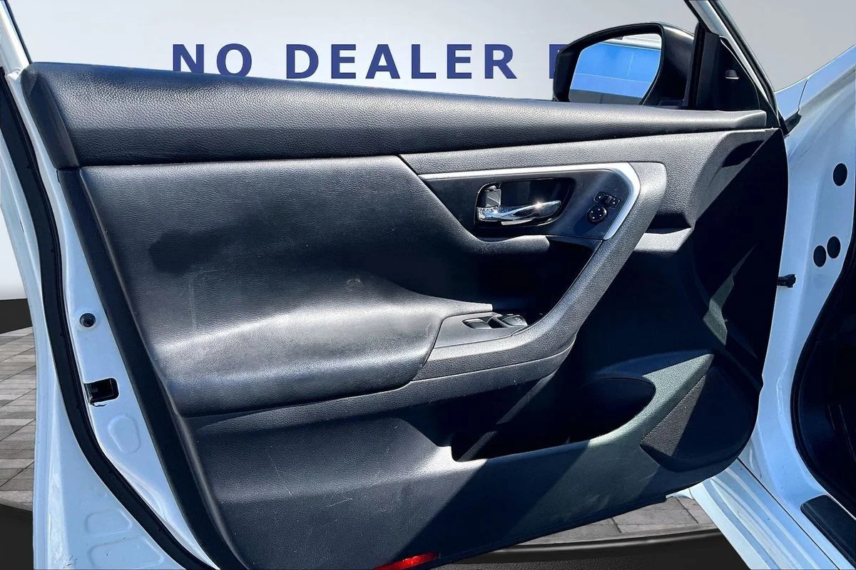 Used 2016 White Nissan 2.5 SV image 20
