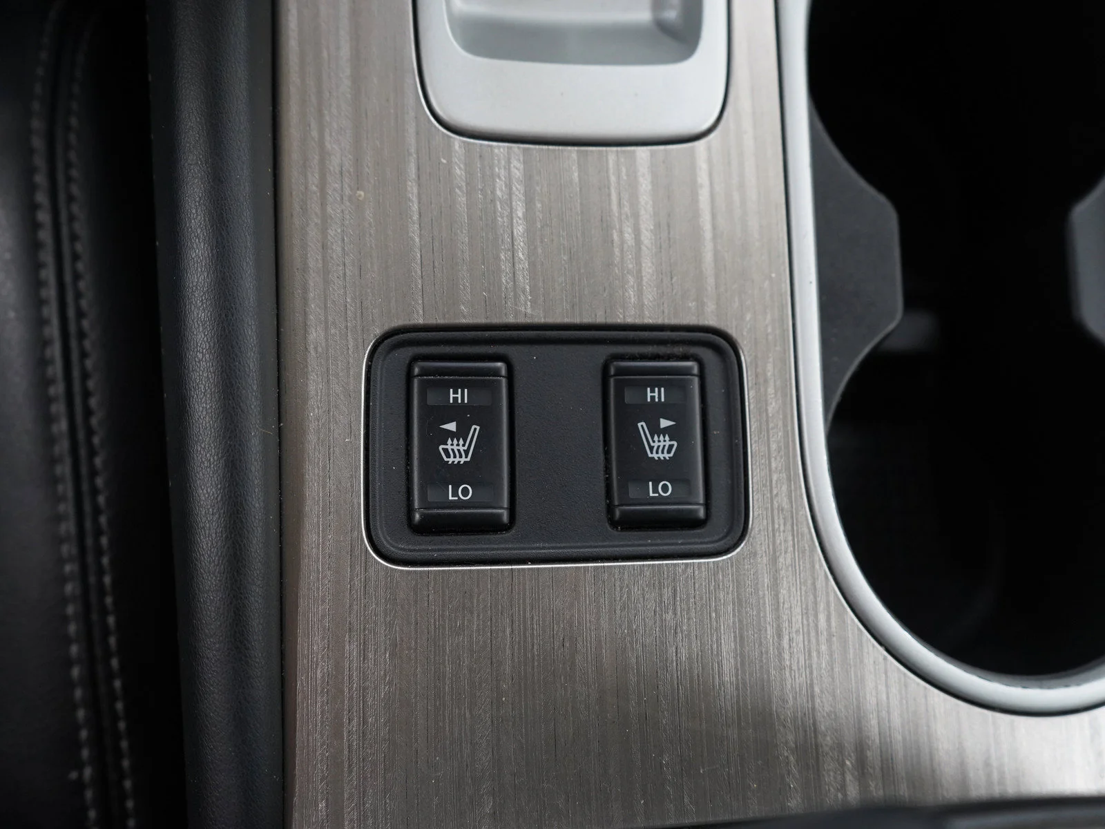 Used 2018 White Nissan SL image 24