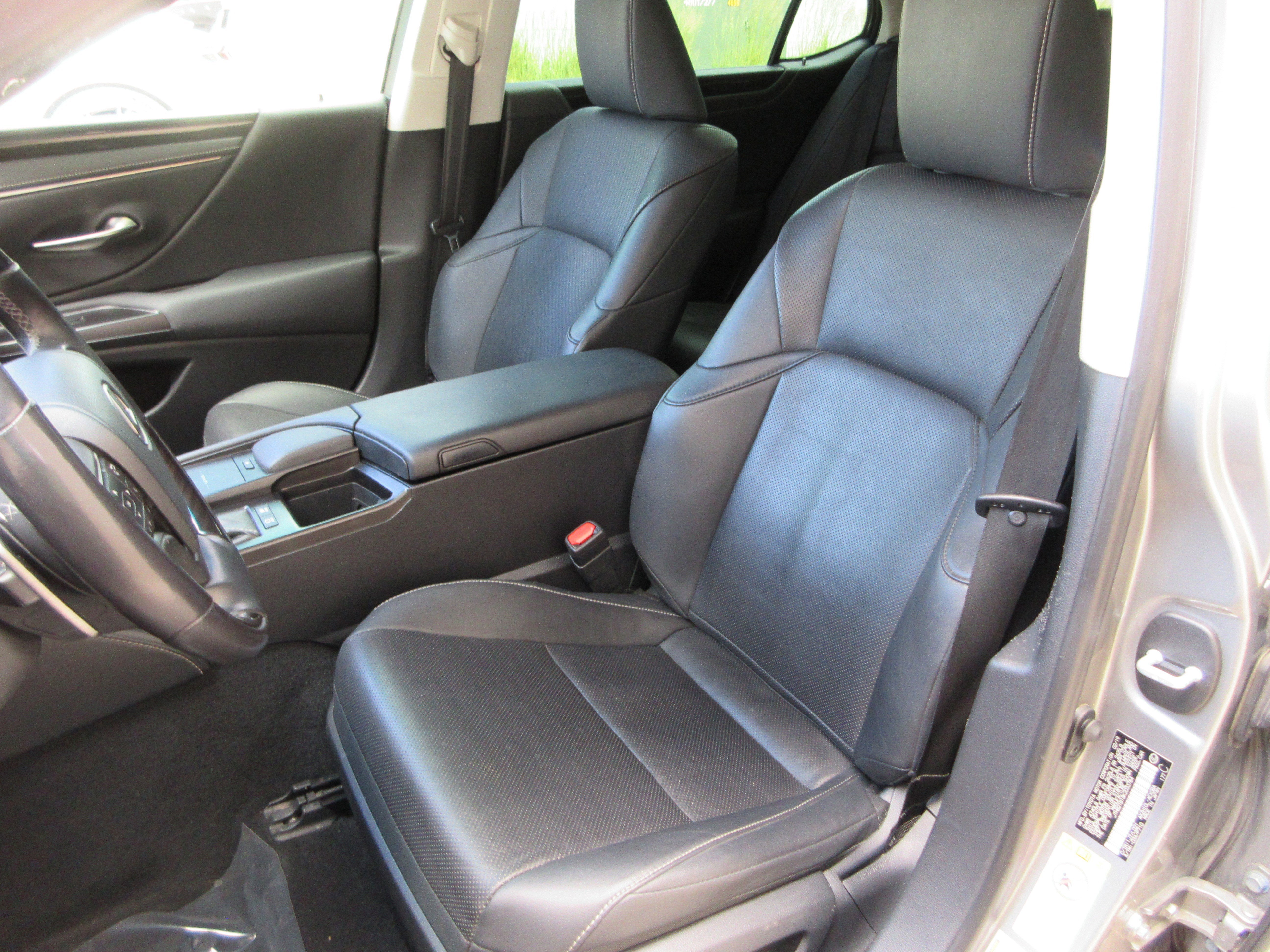 Used 2019 Atomic Silver Lexus 300h image 31