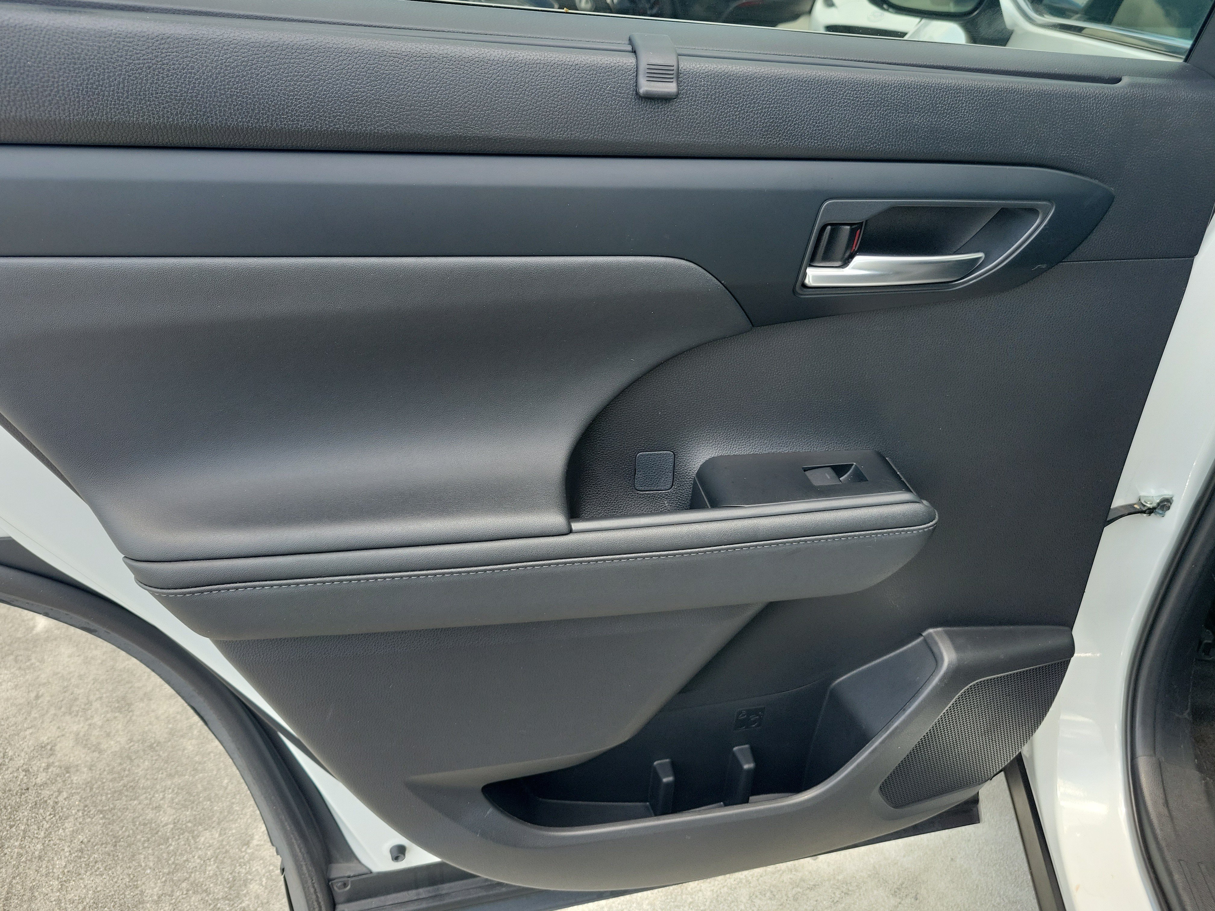 Used 2020 Billet Silver Metallic Clearcoat Jeep Altitude image 12