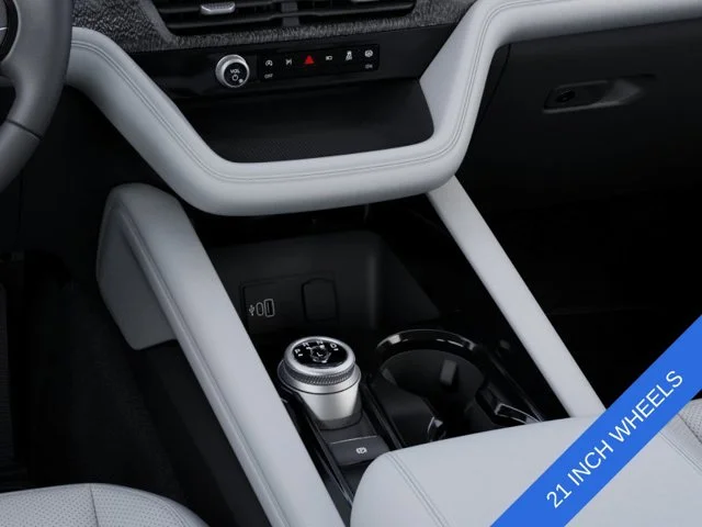 New 2027 Star White Metallic Tri-Coat Ford Platinum™ image 17