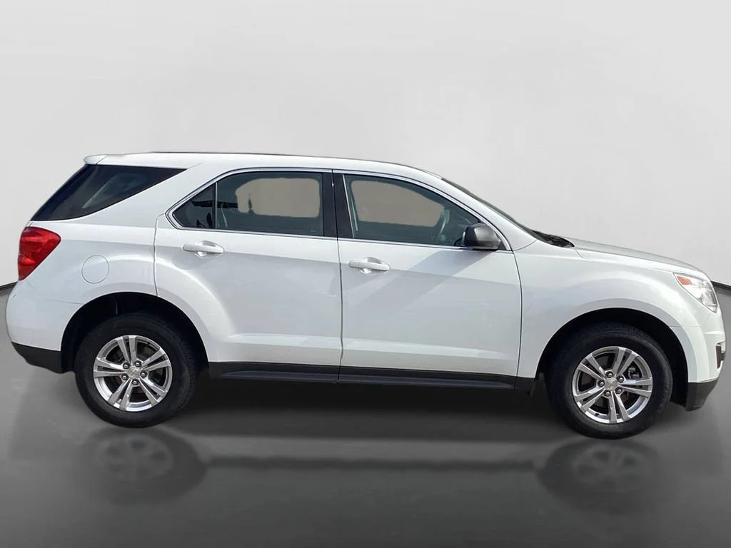 Used 2015 SUMMIT WHITE Chevrolet LS image 4