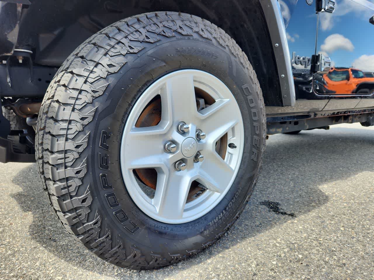 Used 2022 Black Clearcoat Jeep Sport S image 11