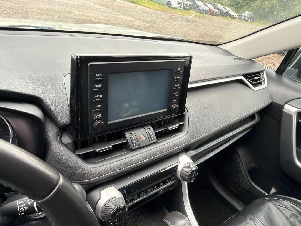 Used 2019 Black Toyota XLE Premium image 10