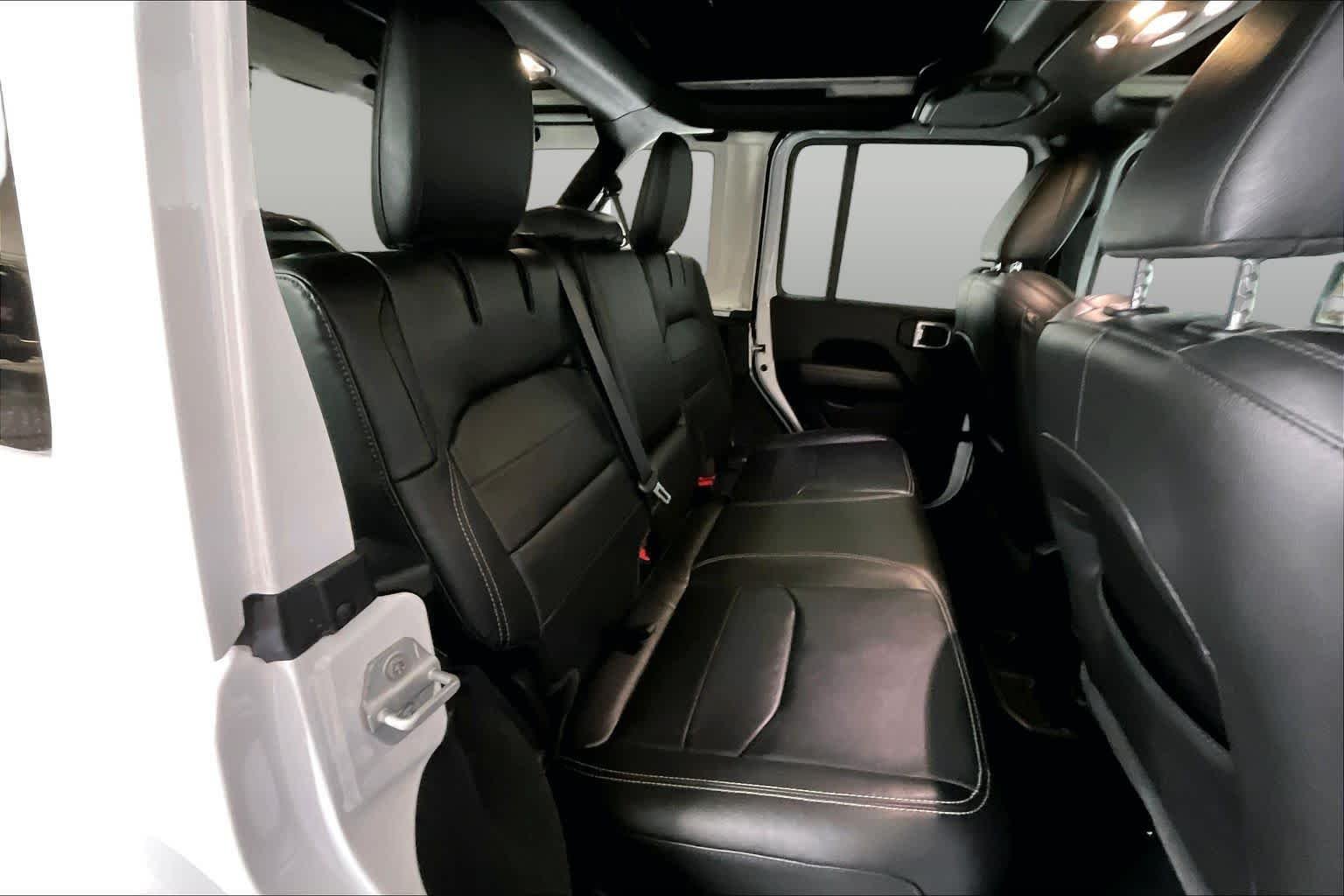 Used 2022 Bright White Clearcoat Jeep Unlimited Sahara image 19