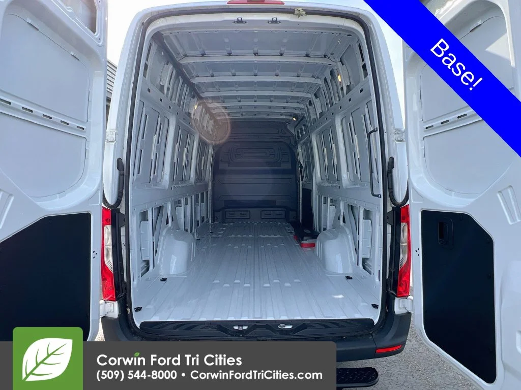 Used 2025 Arctic White Mercedes-Benz Cargo 170 WB image 12