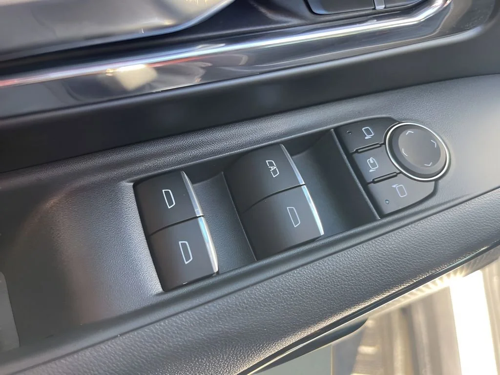 Used 2025 Summit White Chevrolet LT - Extended Range image 30