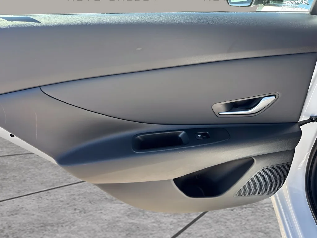 Used 2025 White Hyundai SEL Convenience image 27