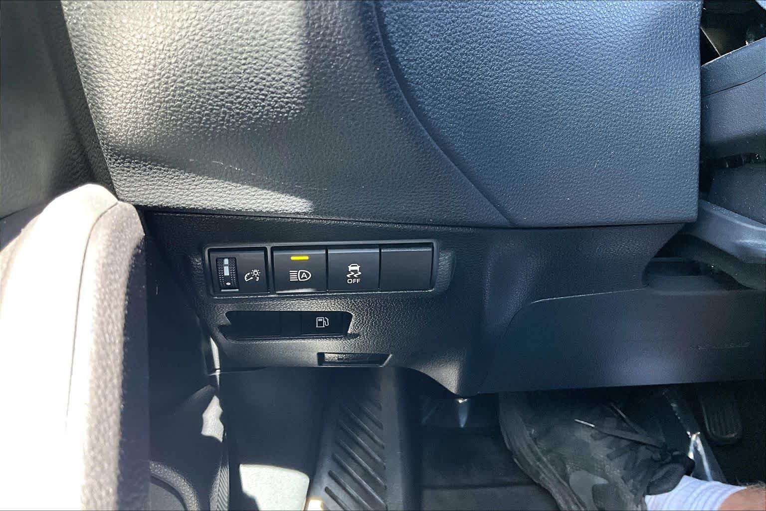 Used 2024 Wind Chill Pearl Toyota Hybrid XSE image 34
