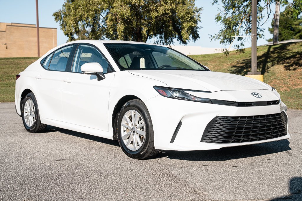 Certified Used 2025 Ice Toyota LE image 9
