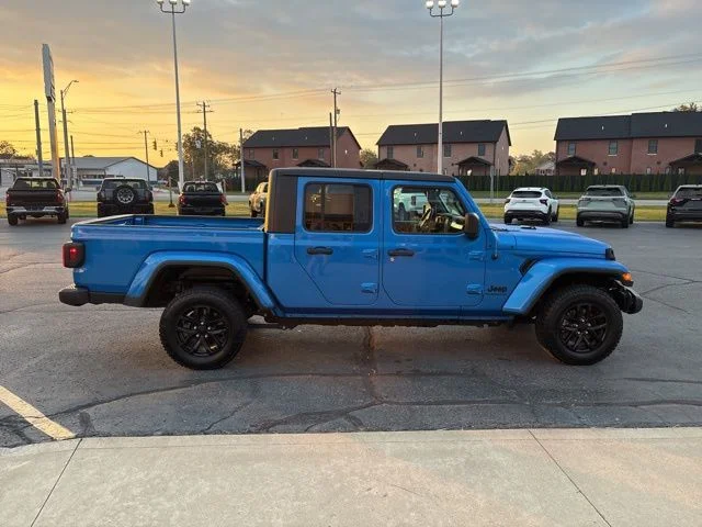 Used 2022 Blue Jeep Sport image 9