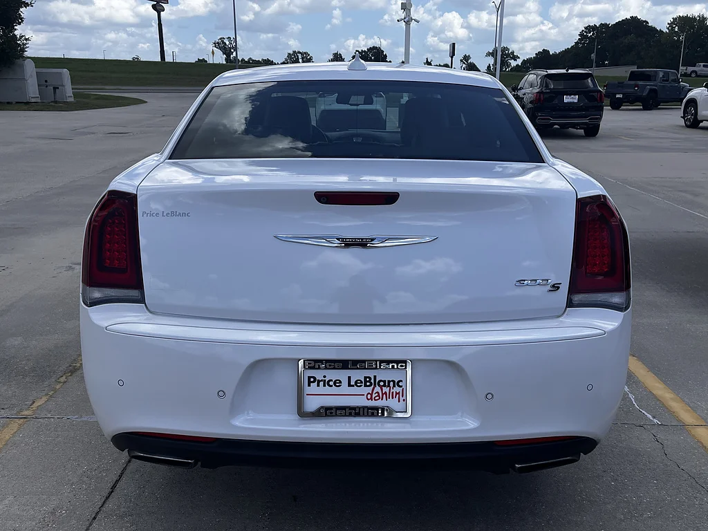 Used 2016 Bright White Clear Coat Chrysler S image 4