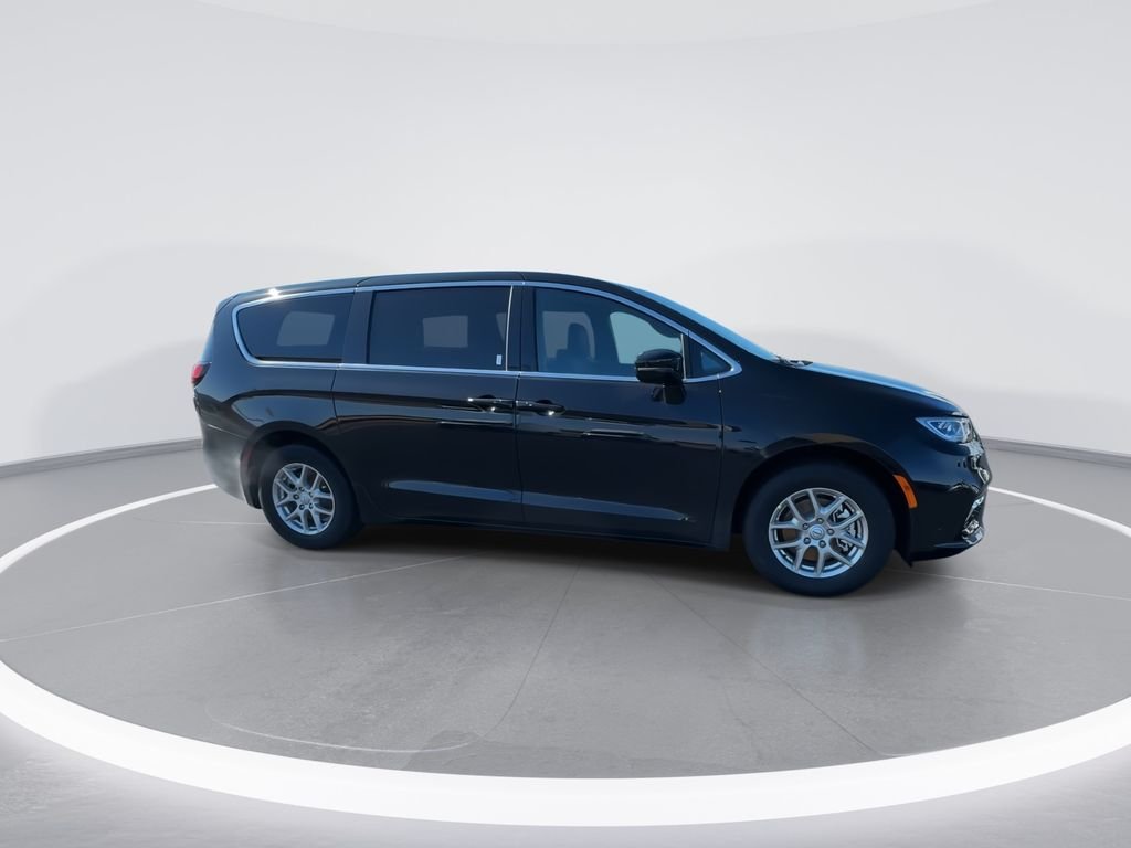 New 2026 Diamond Black Crystal Pearl-Coat Exterior Paint Chrysler Select image 9