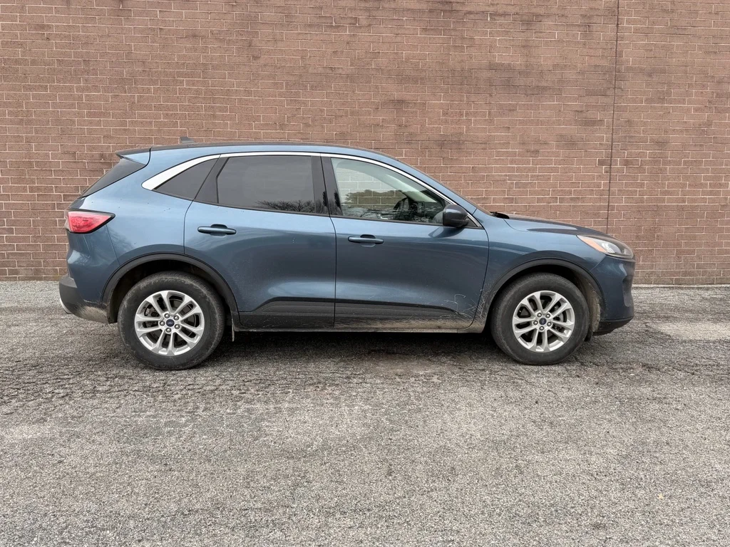 Used 2020 Blue Metallic Ford SE image 7
