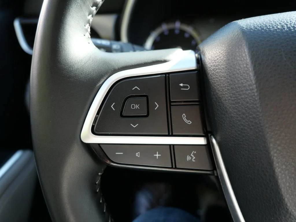 Used 2022 Silver Toyota XLE image 27