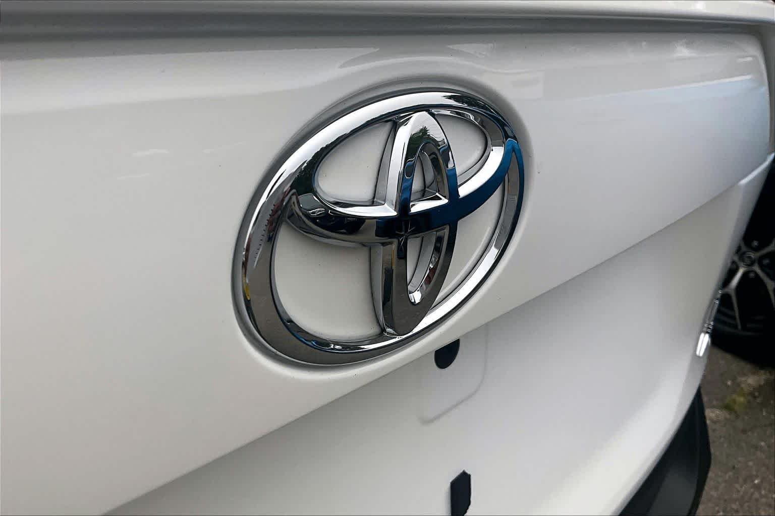 Used 2023 Ice Cap Toyota LE image 29