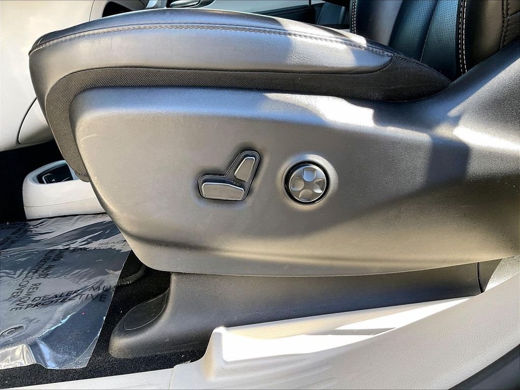 Used 2023 Black Chrysler Touring L image 28