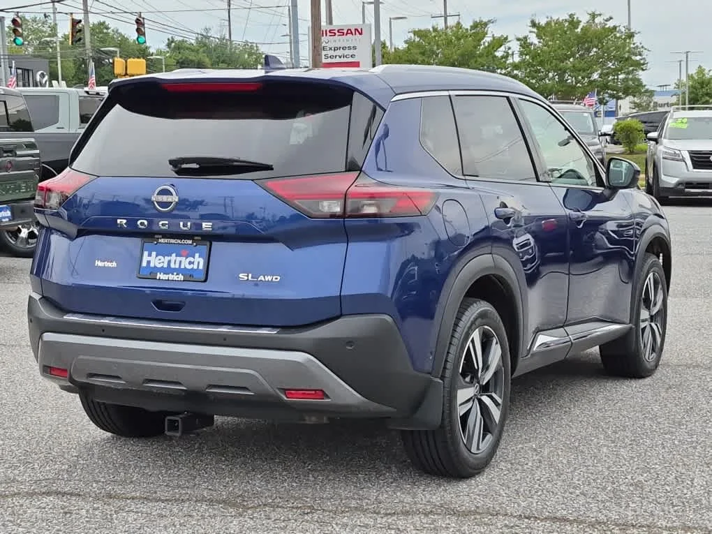 Used 2022 Caspian Blue Metallic Nissan SL image 3