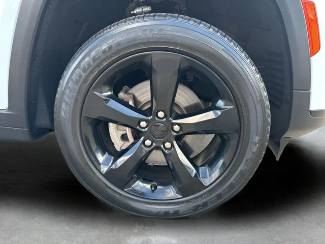 Used 2023 White Jeep Altitude image 42