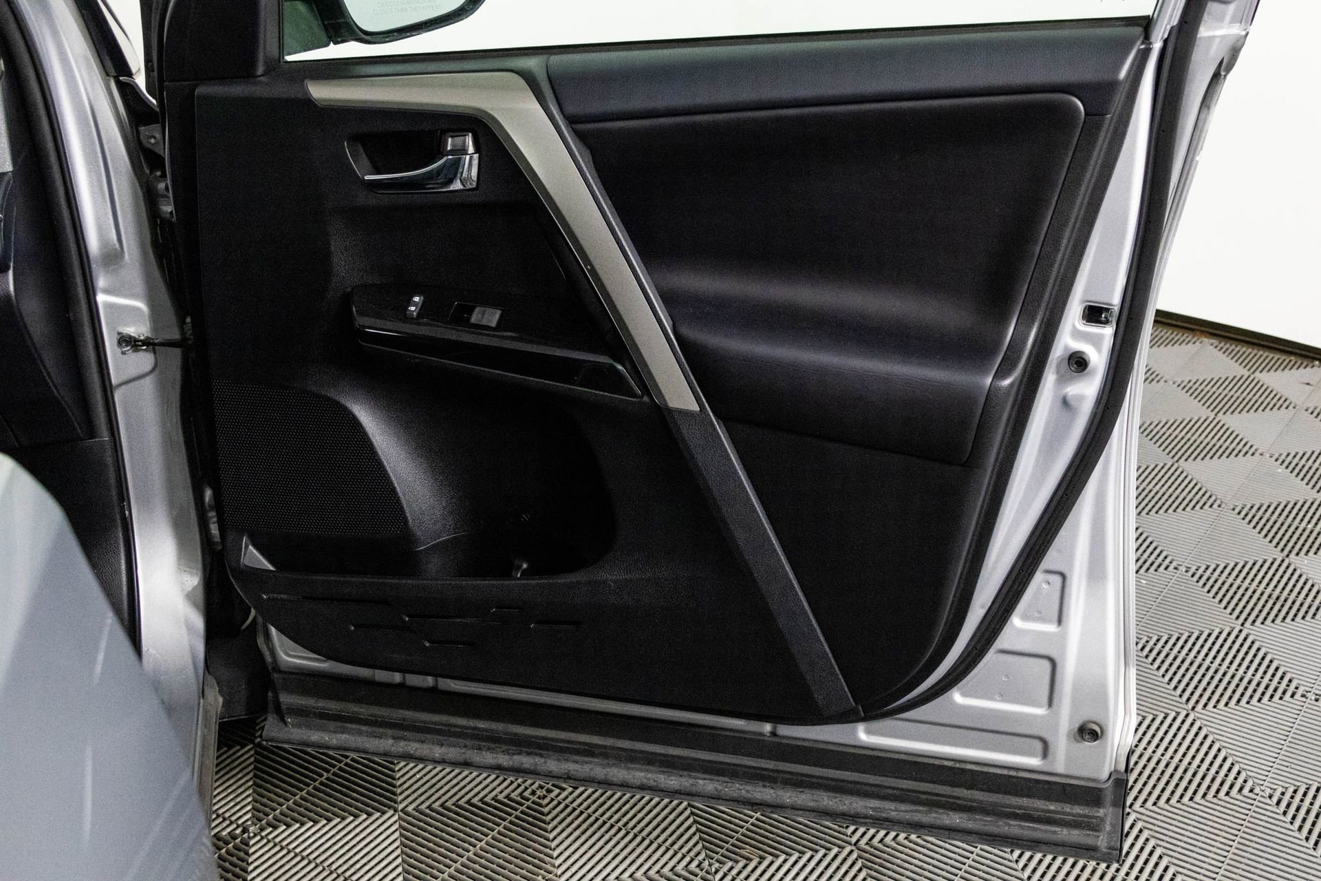 2018 TOYOTA RAV4 - Image 40