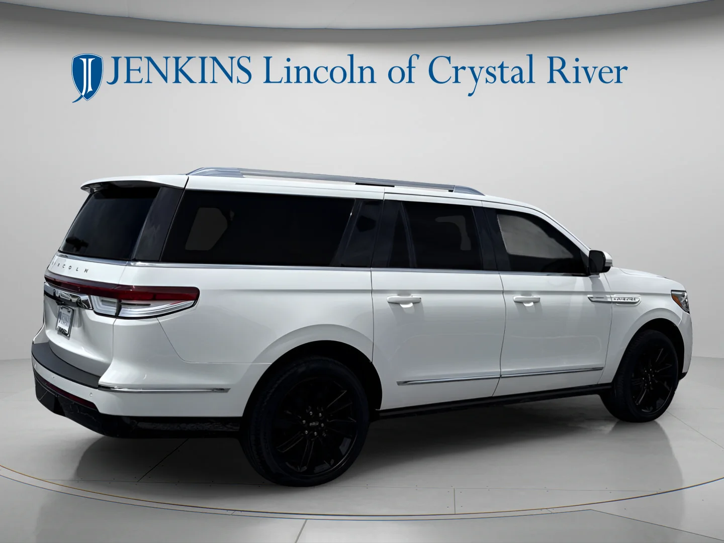 Used 2024 Pristine White Metallic Tri-Coat Lincoln Reserve image 3