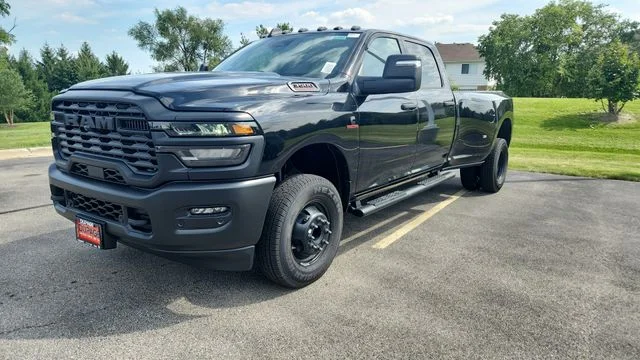 New 2026 Diamond Black Crystal Pearl-Coat Exterior Paint RAM Tradesman image 21