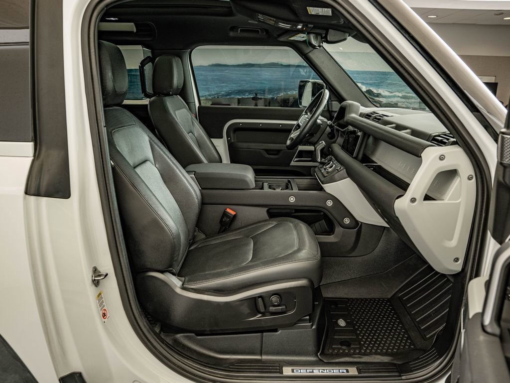 Used 2023 White Land Rover X-Dynamic SE image 33