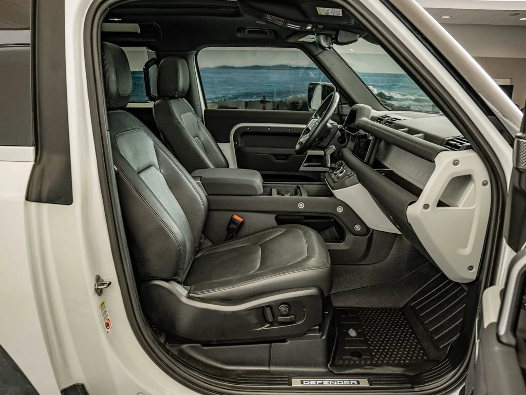 Used 2023 White Land Rover X-Dynamic SE image 33