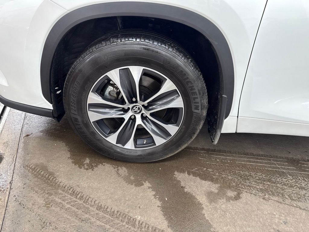 Used 2022 Beige Toyota XLE image 11