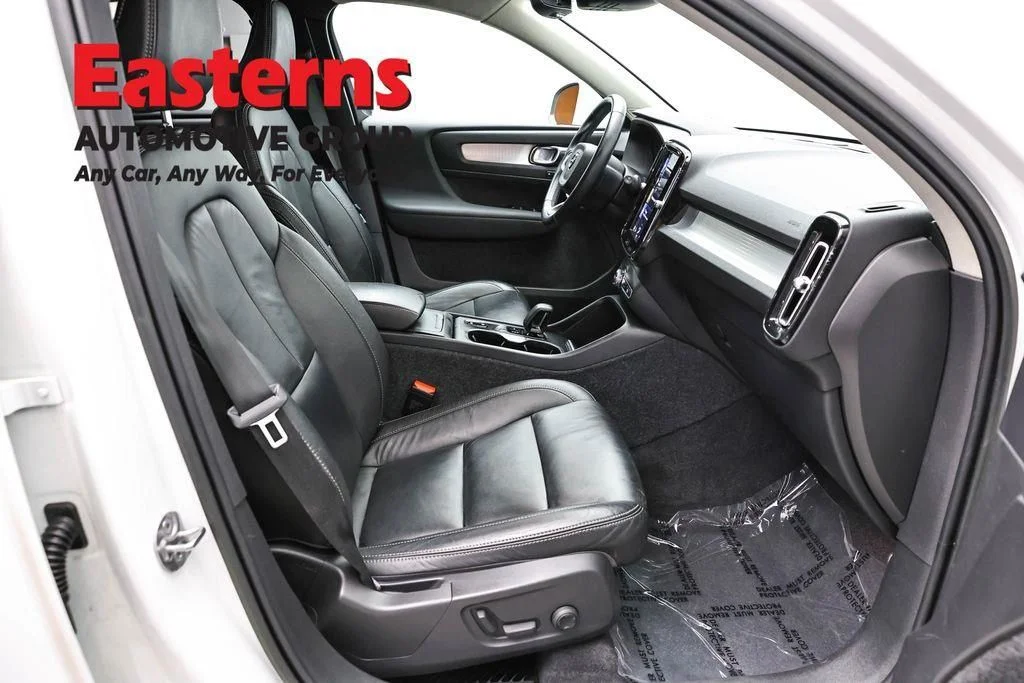 Used 2022 White Volvo Momentum image 25