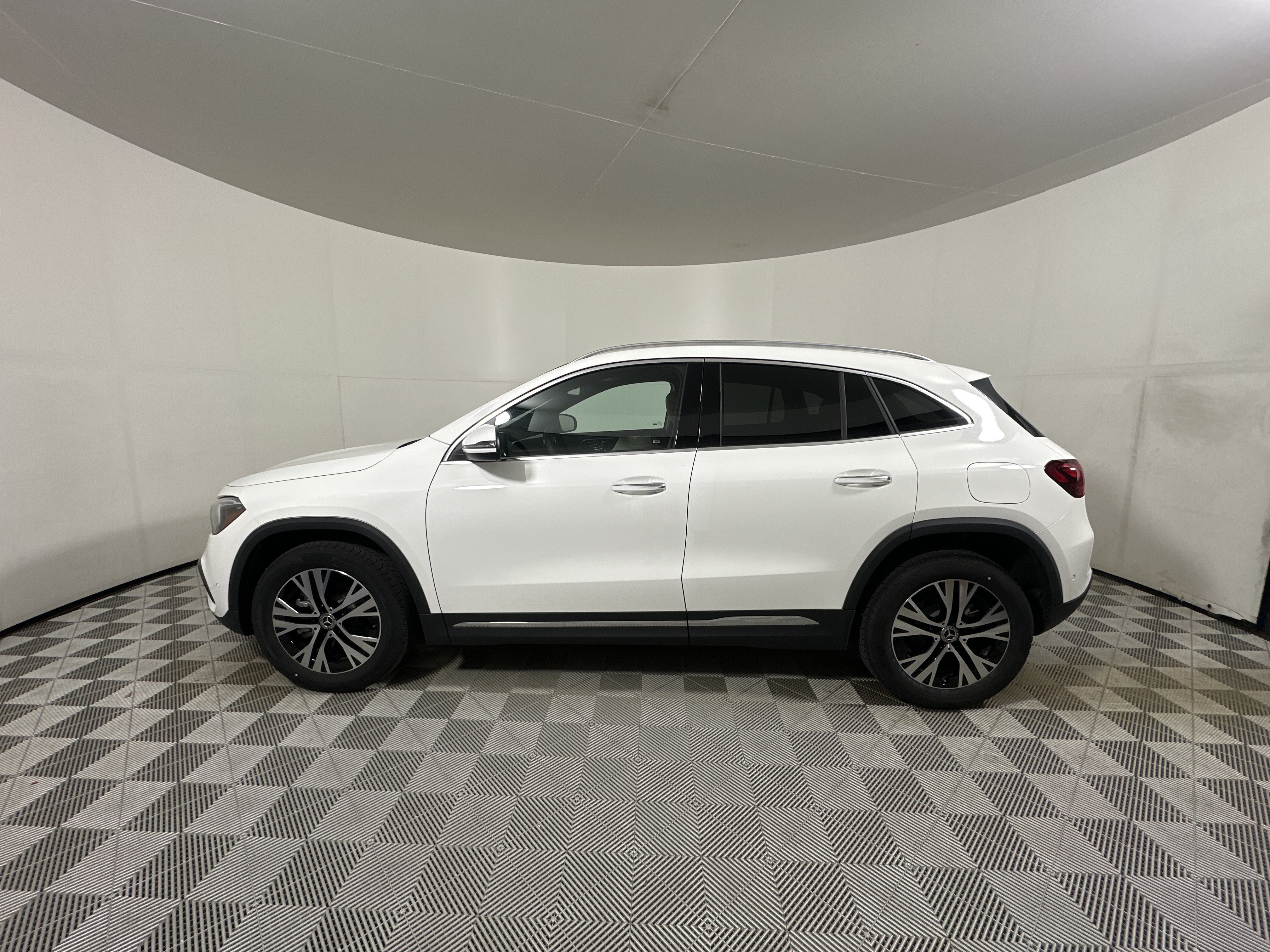 New 2026 POLAR WHITE Mercedes-Benz GLA 250 image 4