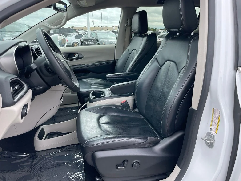 Used 2022 Bright White Clearcoat Chrysler Touring L image 7