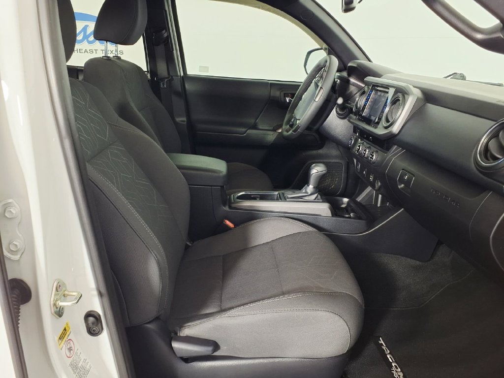 Used 2017 Super White Toyota SR5 image 10