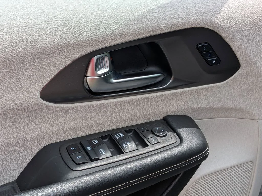 Used 2023 White Chrysler Touring L image 12