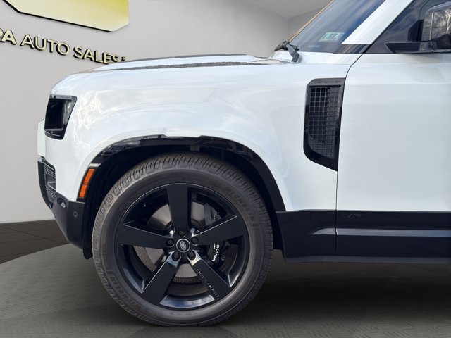 Used 2023 White Land Rover V8 image 25
