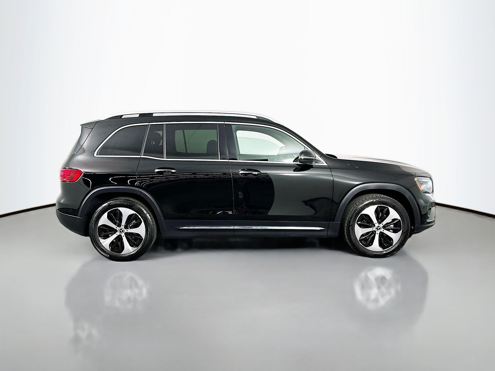 Used 2025 Black Mercedes-Benz GLB 250 image 8