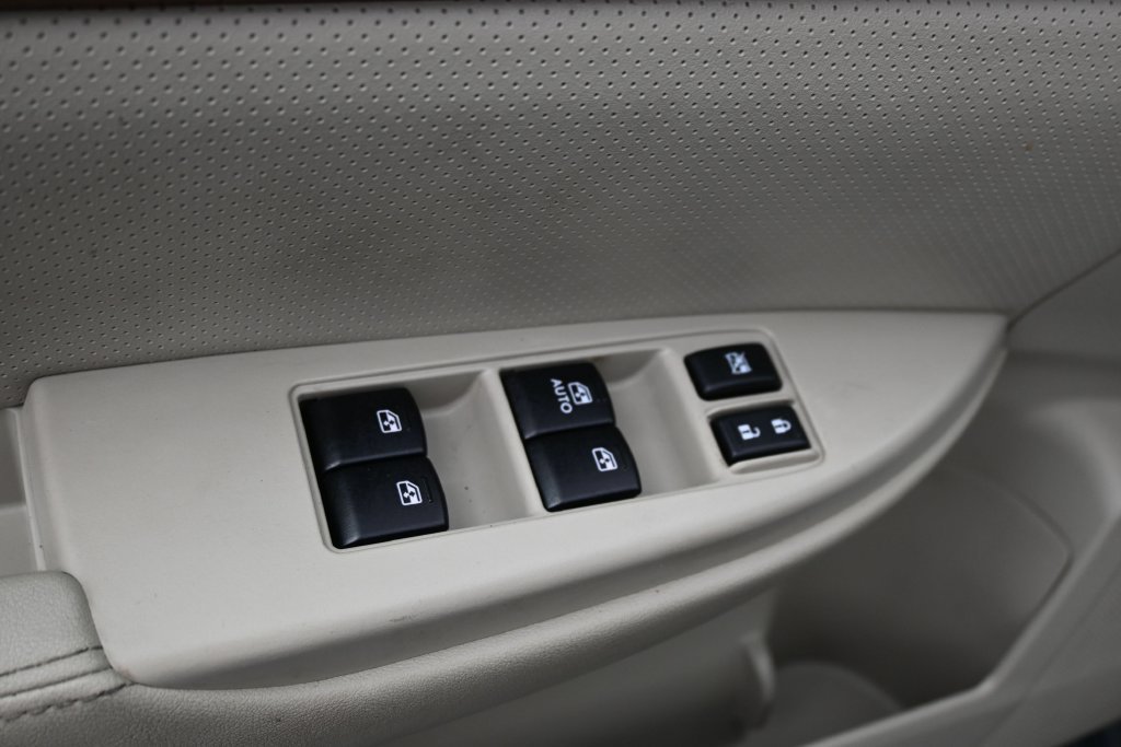 Used 2013 Satin White Pearl Subaru 2.5i image 17