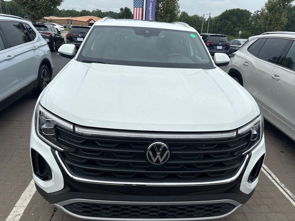 Used 2024 White Volkswagen 2.0T SE w/Technology image 9