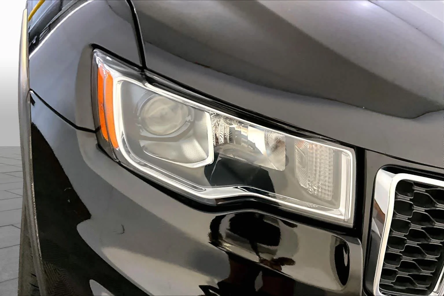 Used 2020 Diamond Black Crystal Pearlcoat Jeep Limited image 27