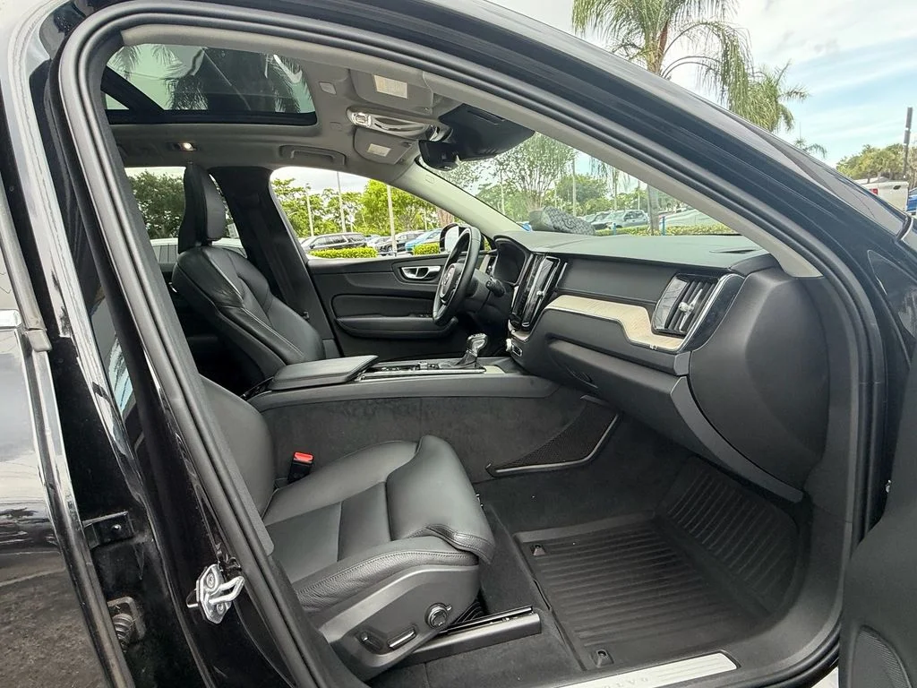 Used 2020 Black Volvo T6 Inscription image 18
