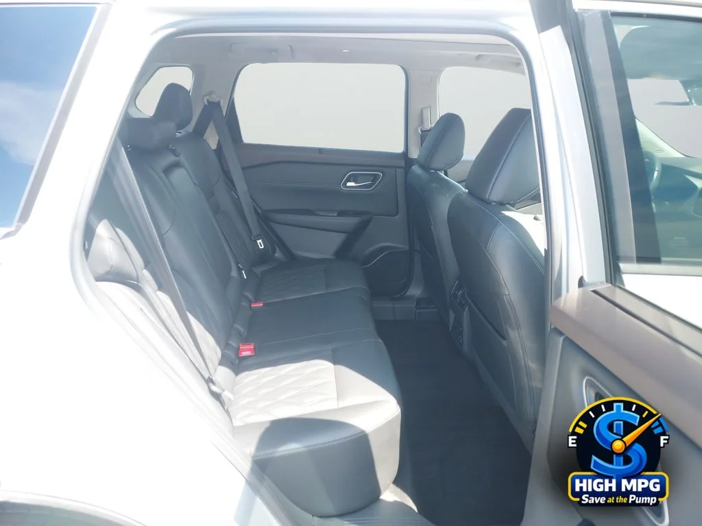 Used 2023 Silver Nissan Platinum image 24